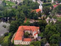 Dundagas pils un baznīca no putna lidojuma