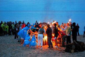 Ugunskura iedegšana Kolkas jūrmalā. Anetes Tauniņas foto